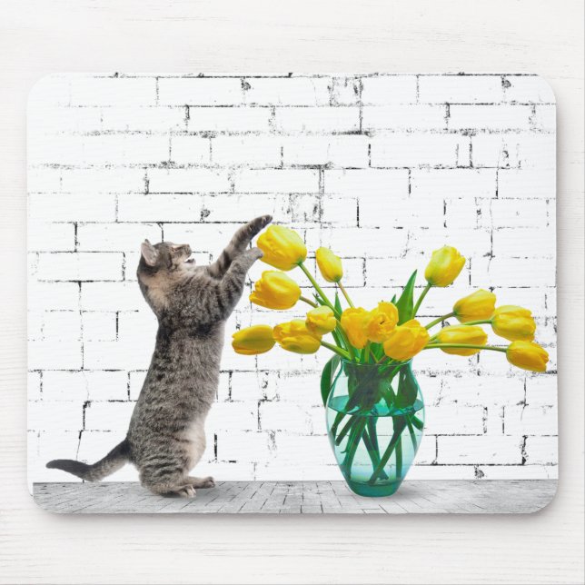 Katze mit Yellow Tulip Bouquet Mousepad (Vorne)