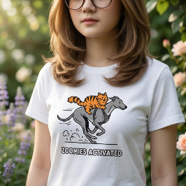 Katze mit Zoomies aktiviert reitet auf einem Hund Tri-Blend Shirt