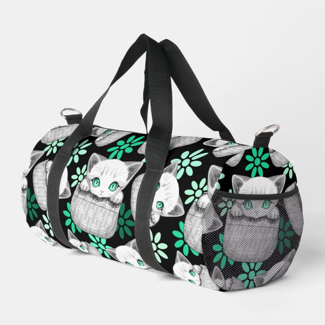 Katze Niedlich und spielerisch aus einem Pocket Duffle Bag (Rechte Ecke)