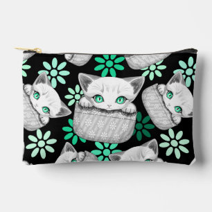 Katze Niedlich und spielerisch aus einem Pocket Zubehörtasche