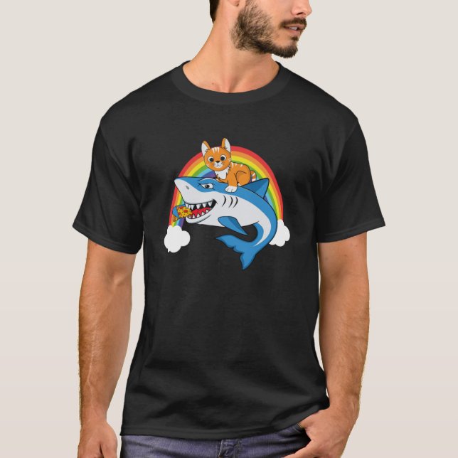 Katze Riding Shark essen Pizza mit Regenbogen für  T-Shirt (Vorderseite)