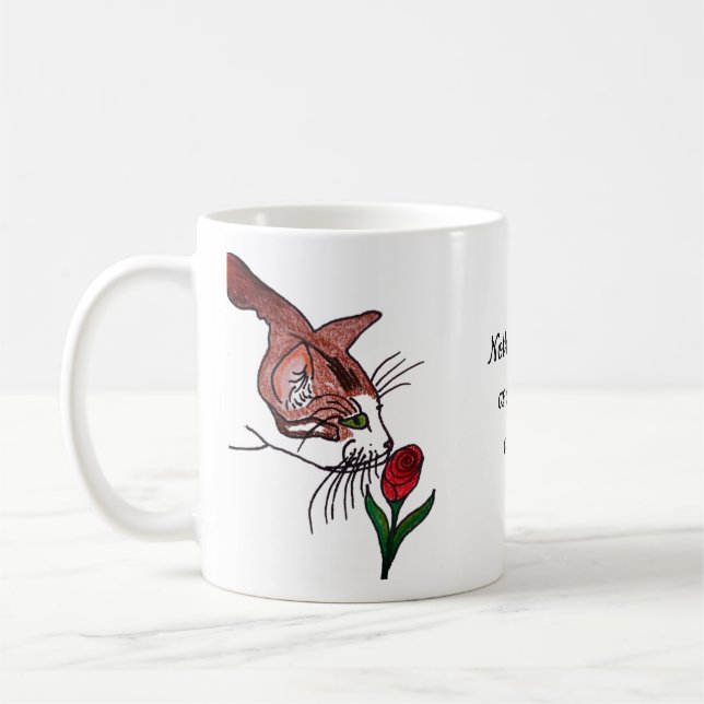 Katze riecht an einer Rose Kaffeetasse (Links)