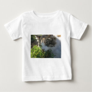 Katze riecht eine Pflanze Baby T-shirt