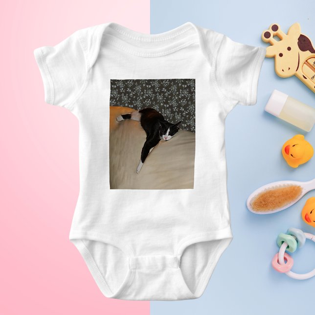 Katze Schlafen auf Couch Säugling Strampler (Cat Sleeping on top of Couch Infant Creeper)