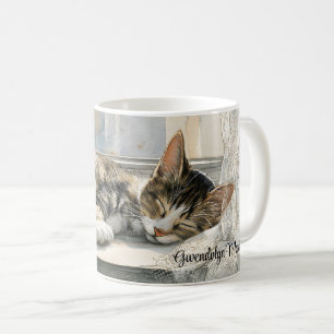 Katze schläft auf Fensterbank mit Spitzenvorhängen Kaffeetasse