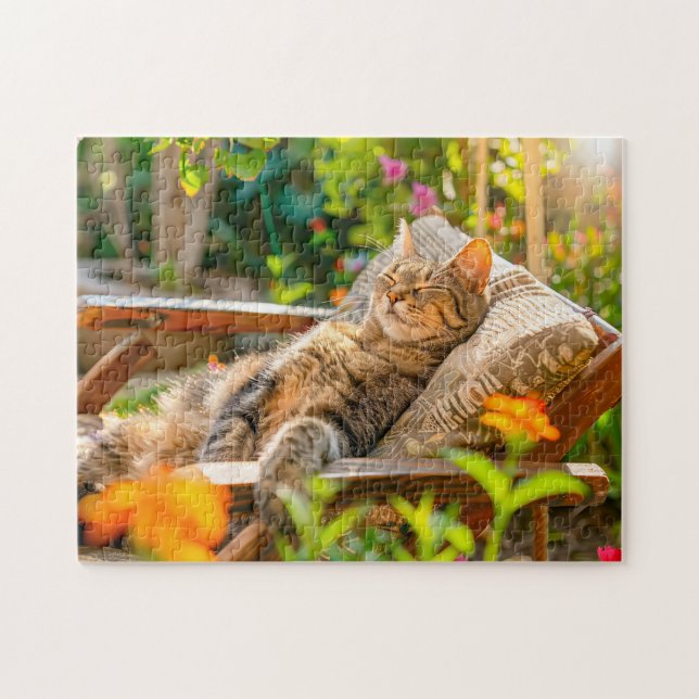 Katze schläft in einem Gartensessel zwischen Blume Puzzle (Horizontal)