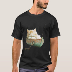 Katze schläft in verziertem Boot Entspannung T-Shirt