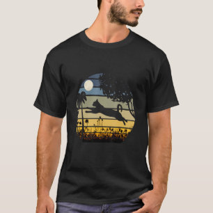 Katze springt in einem Feld von Blume Mondnacht T-Shirt