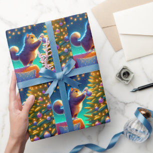 Katze steht auf dem Sofa, um den Weihnachtsbaum zu Geschenkpapier