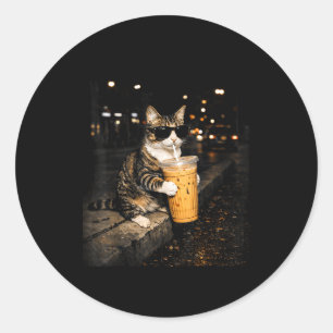 Katze trinkt eisgekühlten Kaffee lustiges Tier Mem Runder Aufkleber