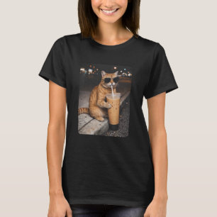 Katze trinkt eisgekühlten Kaffee Lustiges Tier-Mem T-Shirt