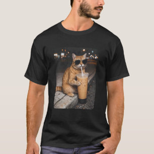 Katze trinkt eisgekühlten Kaffee Lustiges Tier-Mem T-Shirt