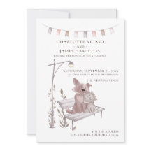 Katze und Hund auf einem Tier der Bank Hochzeit