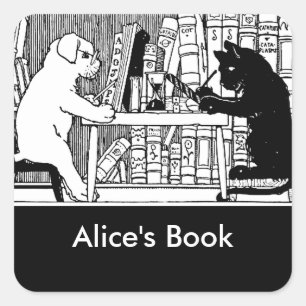 Katze und Hund in der Bibliothek Quadratischer Aufkleber