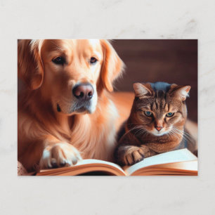 Katze und Hund lesen ein Buch Postkarte