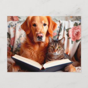 Katze und Hund lesen ein Buch Postkarte
