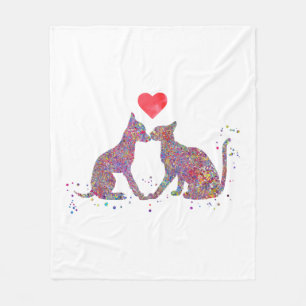 Katze und Hunde küssen Fleecedecke