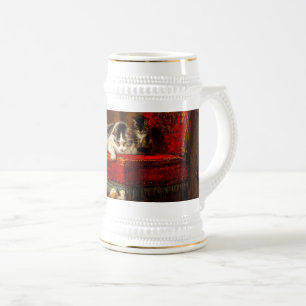 Katze und Kätzchen spielen mit Stuhl Bierglas