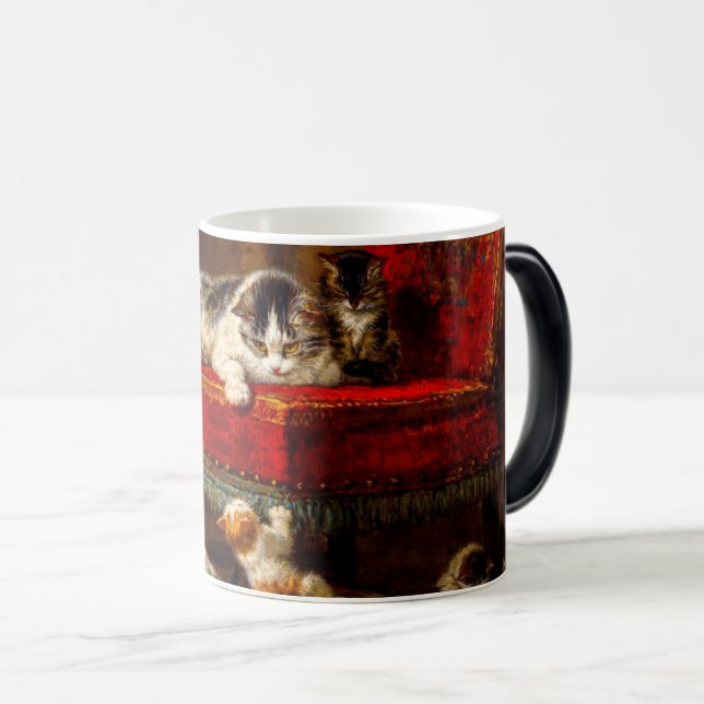 Katze und Kätzchen spielen mit Stuhl Verwandlungstasse (VorderseiteRechts)