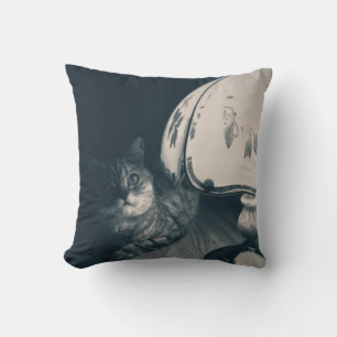 Katze und Lampe im Noir-Stil-Foto Kissen