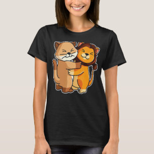 Katze und Löwe Niedliche Kätzchen umarmende Tiere  T-Shirt