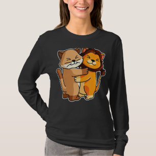 Katze und Löwe Niedliche Kätzchen umarmende Tiere T-Shirt