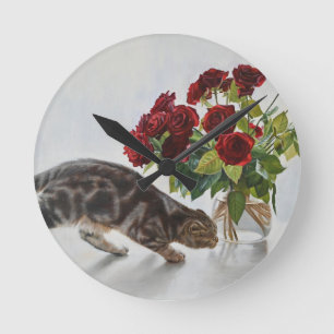 Katze und rote Rosen – Realistischer Ölmalerei-Dru Runde Wanduhr