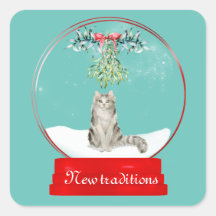 Katze unter dem Mistletoe-Schneeglobe
