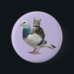 Katze unter Tauben, die Katzen fliegen Button<br><div class="desc">Eine Katze,  die eine riesige Taube reitet,  wie seltsam ist das? Nun,  es ist nicht so ungewöhnlich hier in Großbritannien,  manchmal kann man sie beim Rennen sehen.</div>