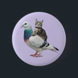 Katze unter Tauben, die Katzen fliegen Button<br><div class="desc">Eine Katze,  die eine riesige Taube reitet,  wie seltsam ist das? Nun,  es ist nicht so ungewöhnlich hier in Großbritannien,  manchmal kann man sie beim Rennen sehen.</div>