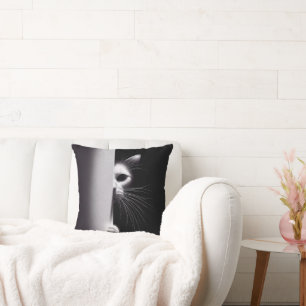 Katze versteckt sich im Schatten Kissen