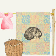 Katze zusammengerollt schlafend auf Quilt süß gemü