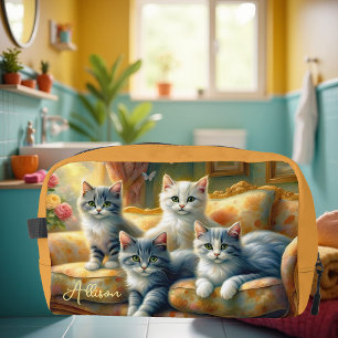 Katzen auf dem Sofa - niedliche Szene im Vintagen Waschbeutel