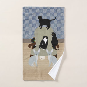 Katzen auf einem Handtuch mit großem Stuhl