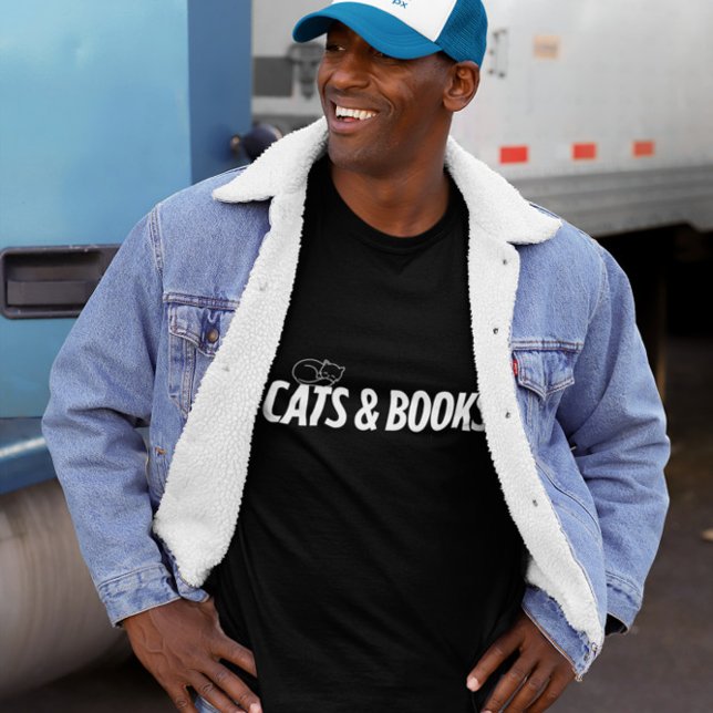 Katzen & Bücher – Cozy Minimalist Design T-Shirt (Von Creator hochgeladen)