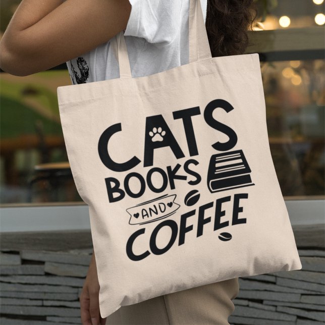 Katzen Bücher Kaffeetyp Buchwürmer Zitat Tragetasche (If you are a fan of cats, books, and coffee, you will adore this tote bag.)