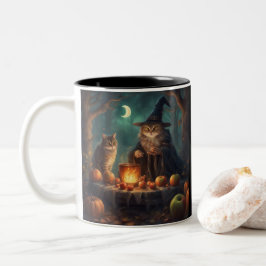 Katzen campieren an Halloween im Wald Zweifarbige Tasse
