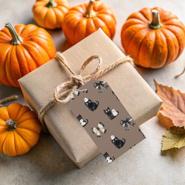 Katzen, die Geister auf einem braunen Halloween-Ge Geschenkanhänger (Black Cats and Ghosts Gift Tags)