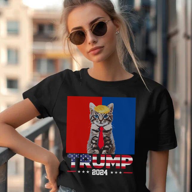 Katzen für Trump 2024 | Vance Trump Red Blue T-Shirt (Von Creator hochgeladen)