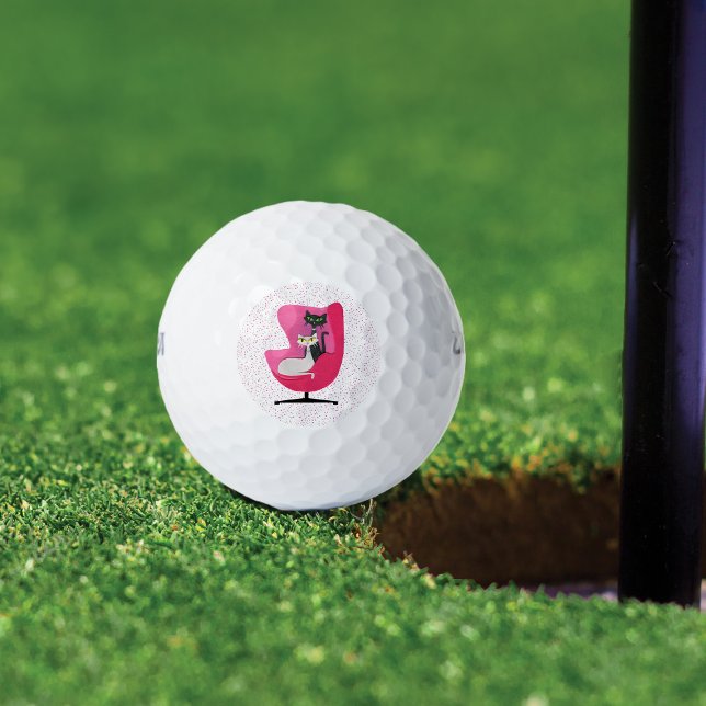 Katzen im Stile des Mitteljahrs in Diamonds Rosa S Golfball (Atomic cute cats in pink vintage chair on white with pink polka dots golf balls.)