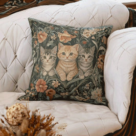 Katzen in einem Vintagen Garten im William Morris  Kissen