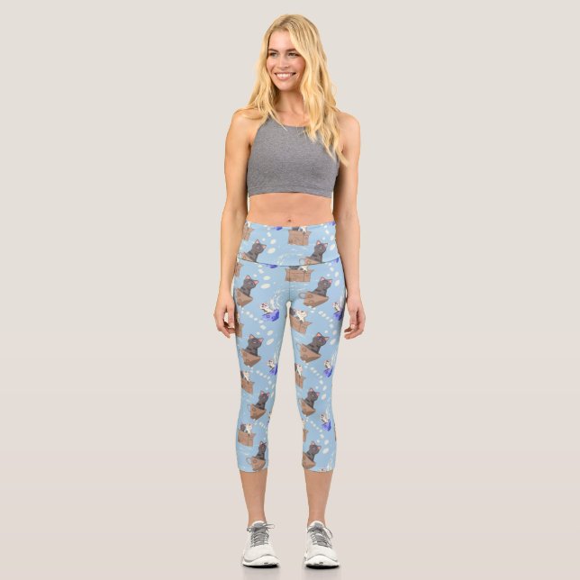 Katzen in Kiste und Milchfallen auf blau Capri Leggings (Vorderseite)