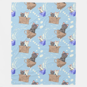 Katzen in Kiste und Milchfallen auf blau Fleecedecke