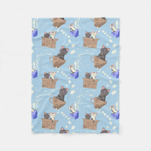 Katzen in Kiste und Milchfallen auf blau Fleecedecke