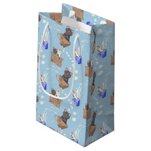 Katzen in Kiste und Milchfallen auf blau Kleine Geschenktüte