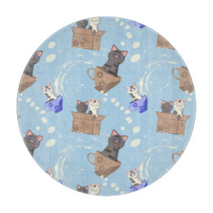 Katzen in Kiste und Milchfallen auf blau Schneidebrett