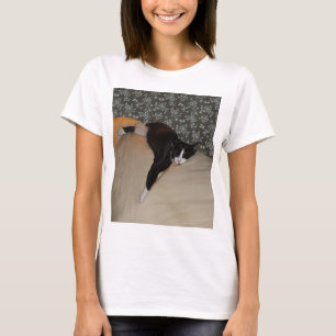 Katzen Schlafen auf Couch Frauen Grundlegende T -  T-Shirt