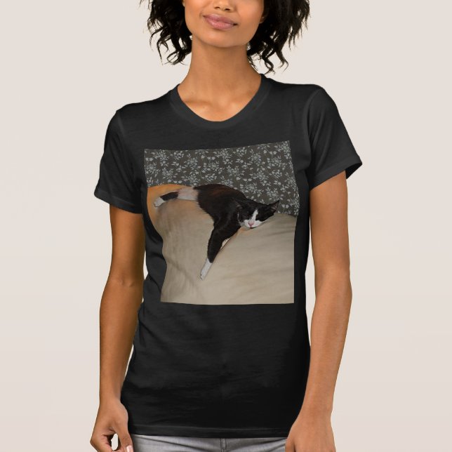 Katzen Schlafen auf Couch Weibchen Dunkler T - Shi T-Shirt (Vorderseite)