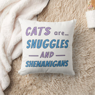 Katzen sind Kuscheltiere und verursachen Chaos Kissen