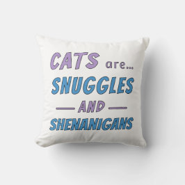 Katzen sind Kuscheltiere und verursachen Chaos Kissen